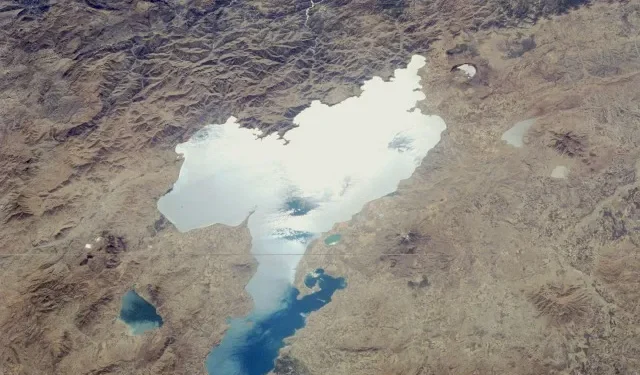Van Gölü genel görünümü ve su altı yaşamı
