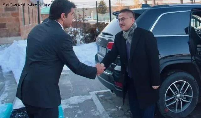 Karlı yolda ilerleyen kış lastikli araç ve trafik denetimi